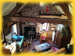 tenthuisje binnen met bank